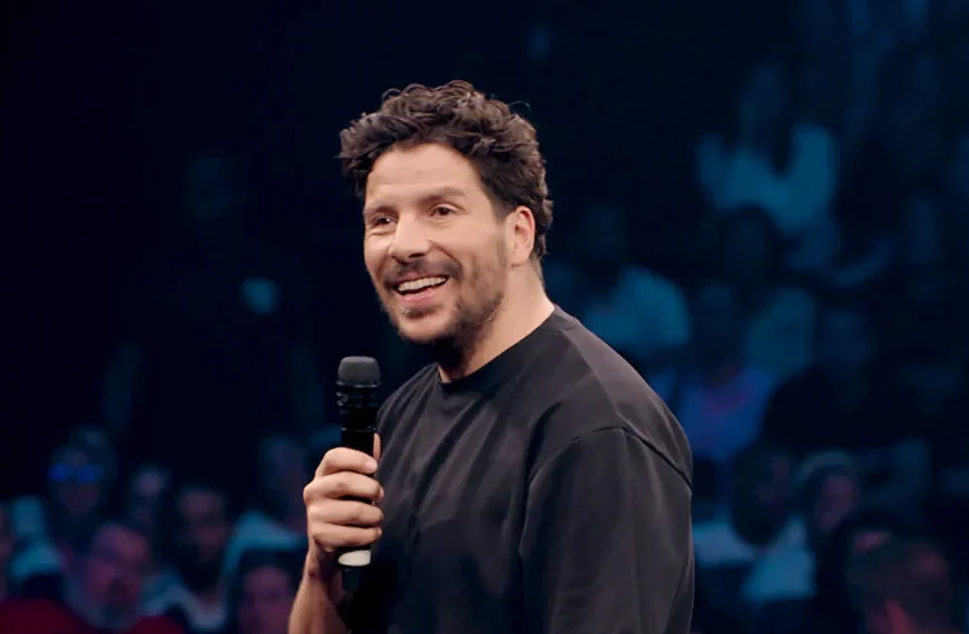 « Je suis le Sapeur blanc le plus frais » : Rencontre sans filtre avec Redouane Bougheraba, l’humoriste qui décomplexifie la diaspora.